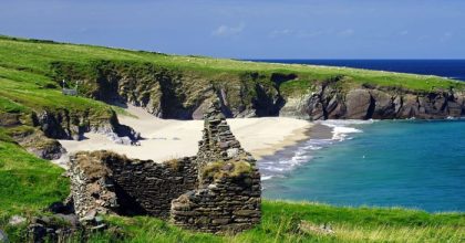 QiICgT A 1 Stone ruins overlook beach and cliffs on a Wild Atlantic Way private tour Dingle.