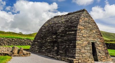 Stone building with sloped roof on grass, along the scenic Slea Head drive tour from Dingle.